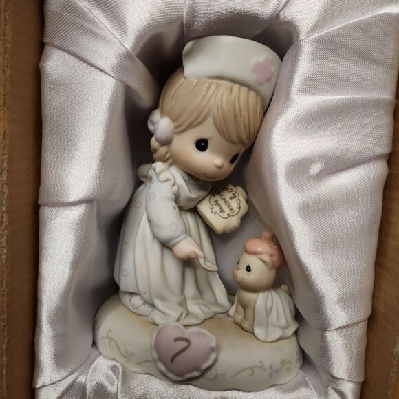 Precious Moments Figurine – Age 7 – Growing in Grace – 2001 - Picture 1 of 7